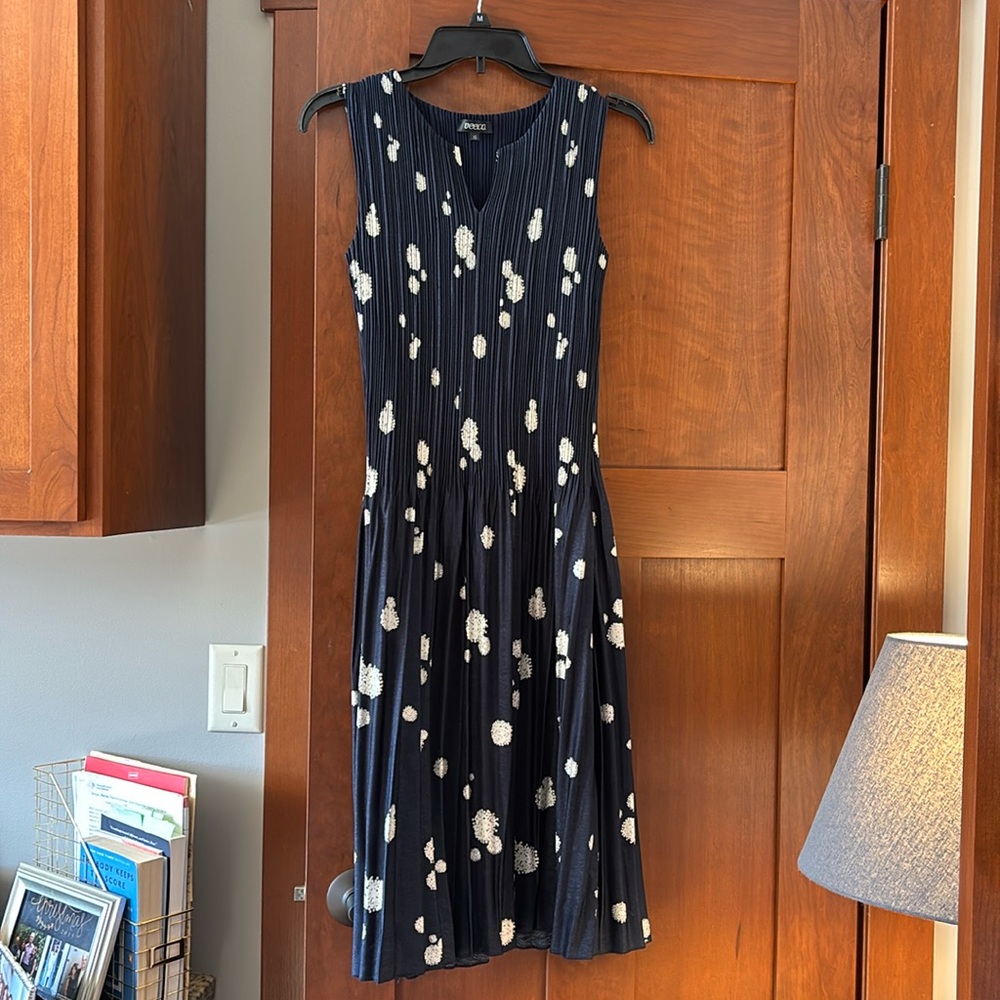 Veeca sleeveless pleated  crinkle dress. Navy w/white flowers/puffs Size XS
